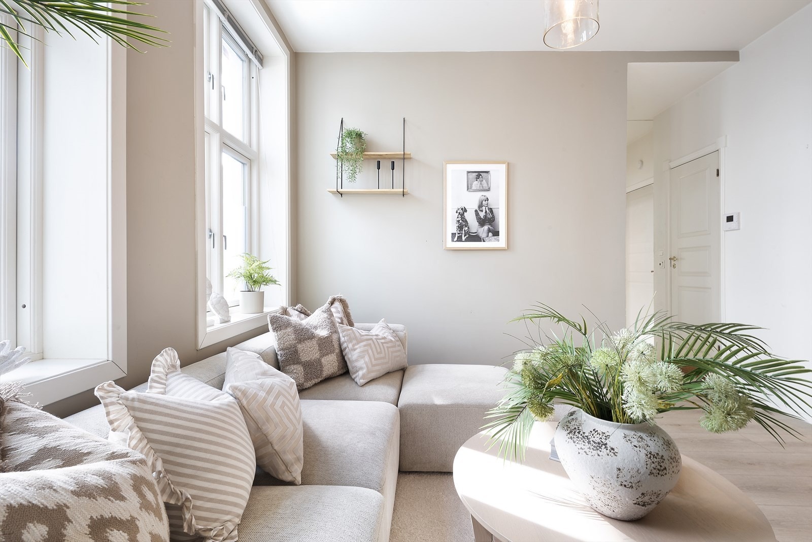 De store vindusflatene gir mye lys og en god atmosfære i leiligheten. Galleribilde