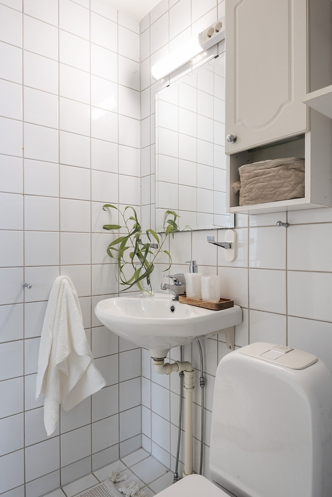 Servant og speil med integrert armatur. Galleribilde
