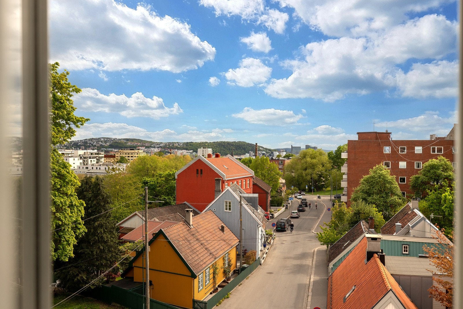 Leiligheten ligger høyt og fritt i fjerde etasje, med flott utsikt og vindusflater på flere sider Galleribilde