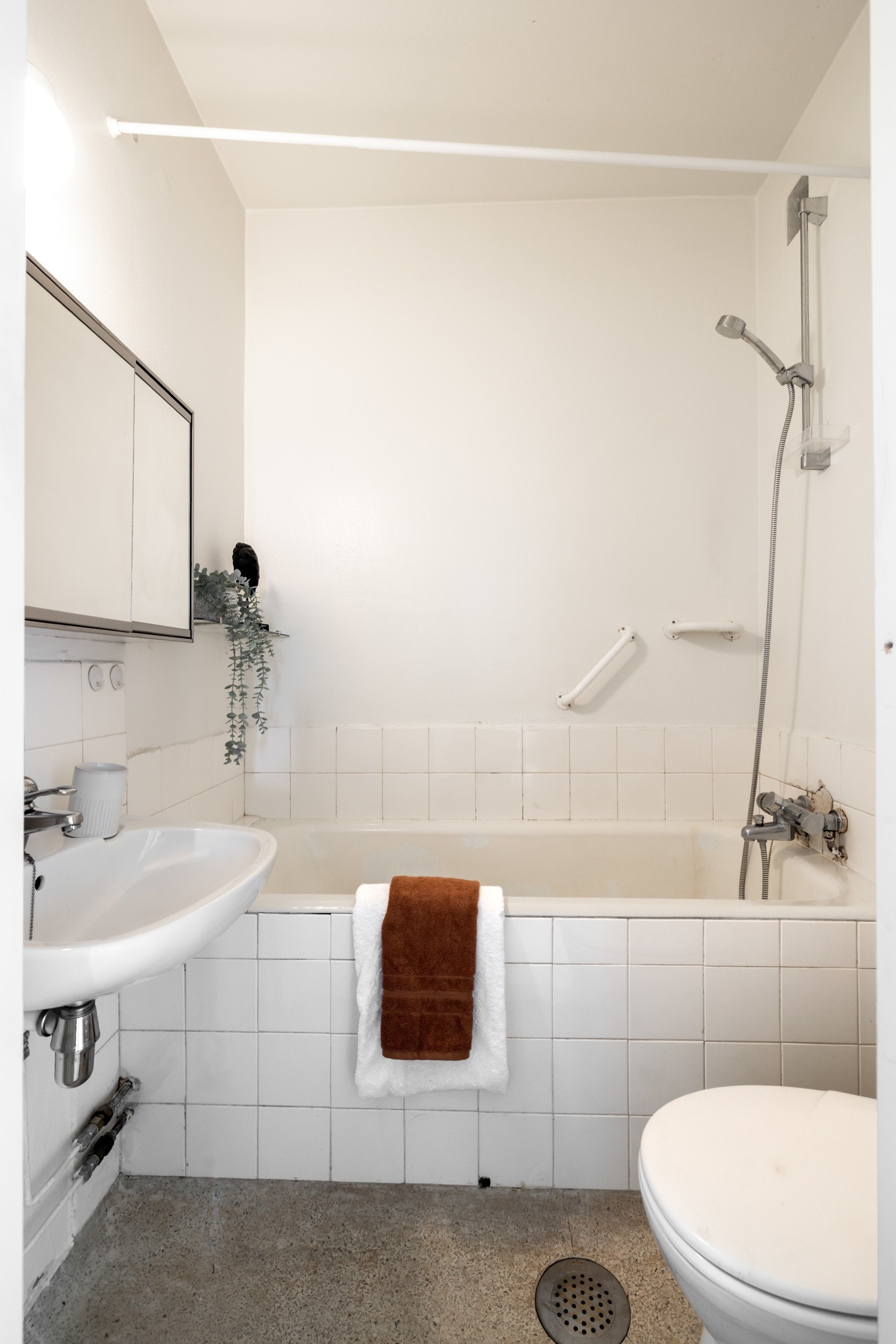 Leiligheten har et bad med oppussingsbehov. Badet har servant, toalett og innfliset badekar. Galleribilde