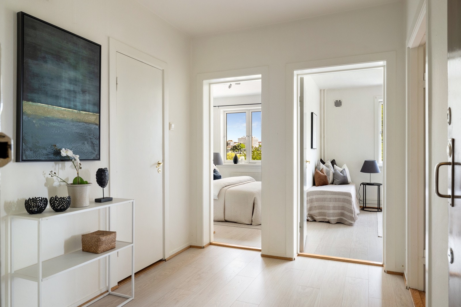 Entreen er romslig og sko, yttertøy og utstyr kan ryddes pent vekk i et skap Galleribilde