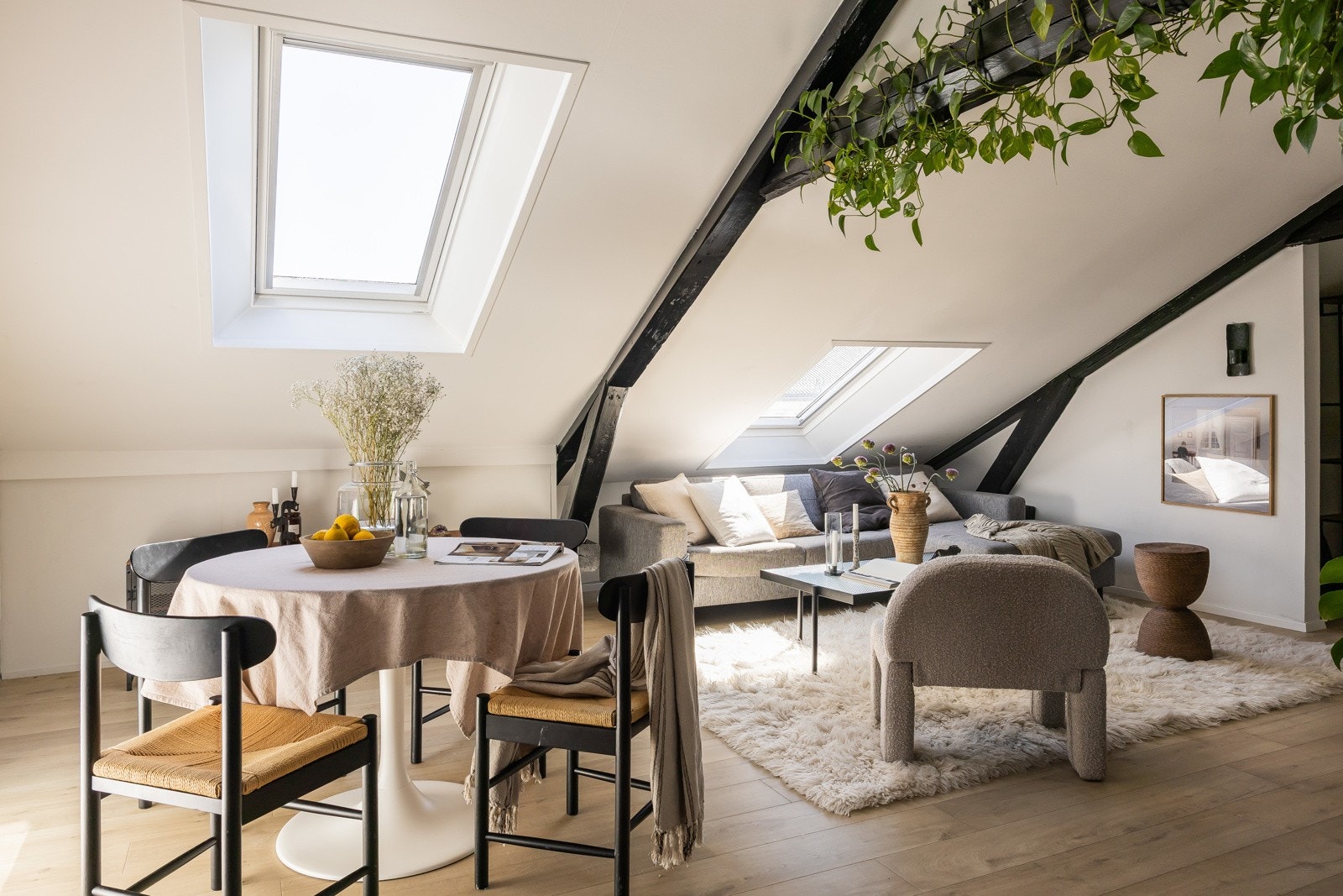 Store takvindu og originale trebjelker gir en sjarmerende atmosfære. Galleribilde