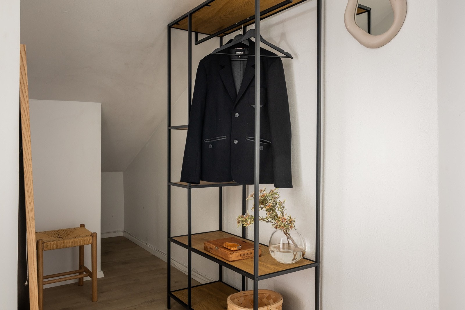 Opprinnelig innvendig bod er nå et åpent areal i entréen for å oppbevare yttertøy og sko. Galleribilde