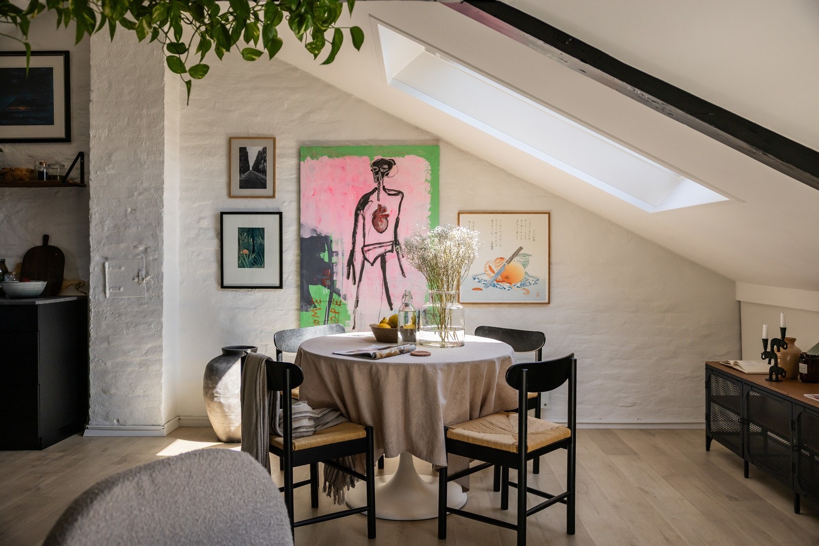 Plass til sofasone og spisebord. Galleribilde