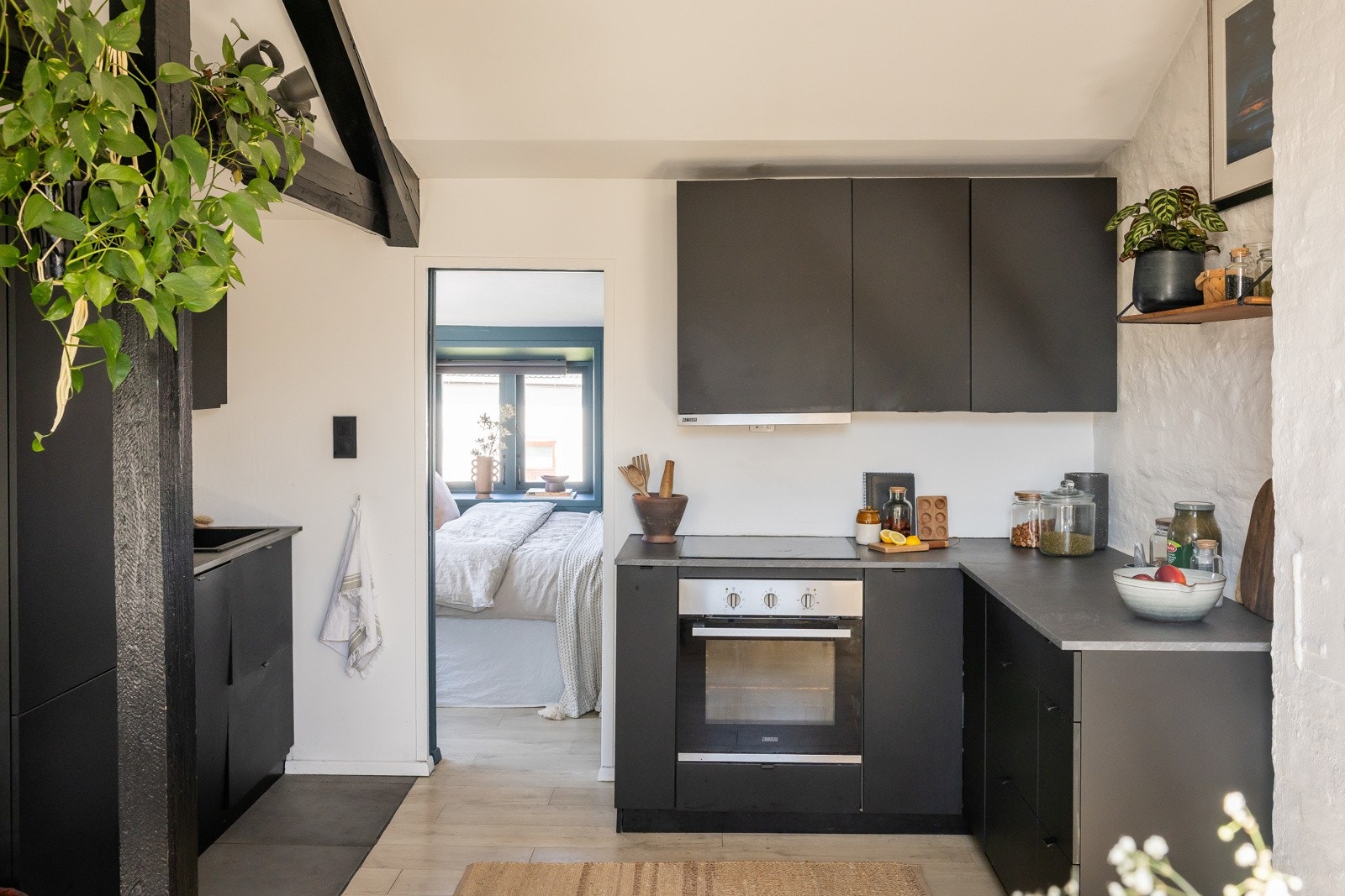 Moderne innredning på kjøkkenet fra 2020, med sorte og glatte fronter. Galleribilde