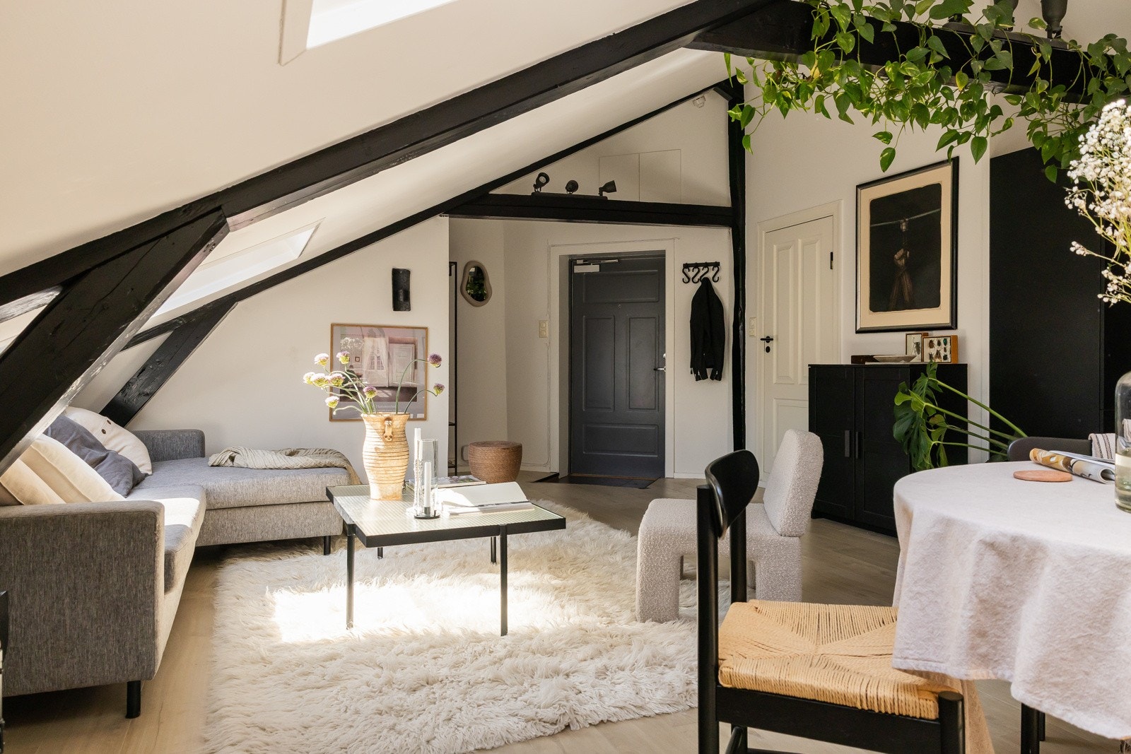 Stuen har god takhøyde og gulvareal på 55 m². Galleribilde