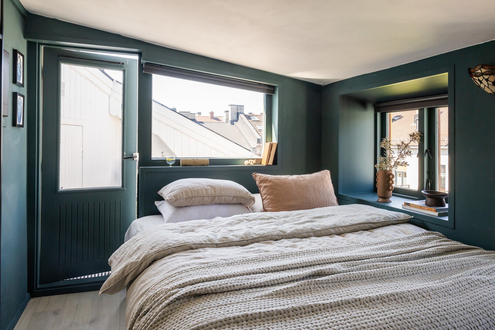 Plass til seng og garderobeløsning. Skyvedørsgarderobe medfølger. Galleribilde