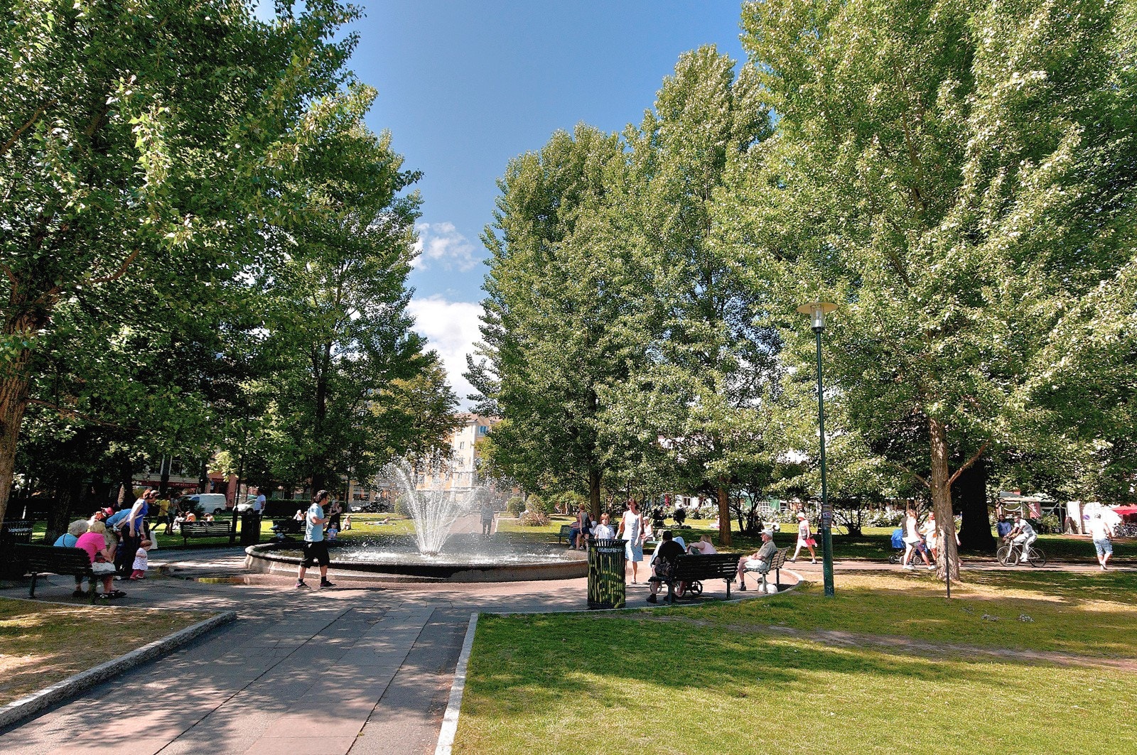 Olaf Ryes plass er en grønn oase midt i Grünerløkka, omkranset av historiske bygårder og et pulserende uteliv. Her finner du alt fra hyggelige kafeer til populære utesteder, perfekt for både avslapning og sosialt samvær. Galleribilde