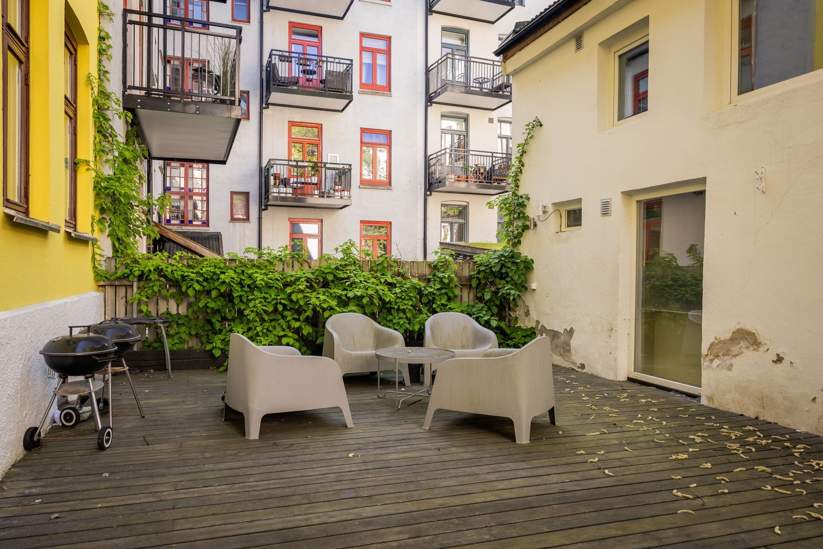 Sameiets bakgård byr på en hyggelig møteplass, perfekt for sosiale sammenkomster med mulighet for grilling. Galleribilde