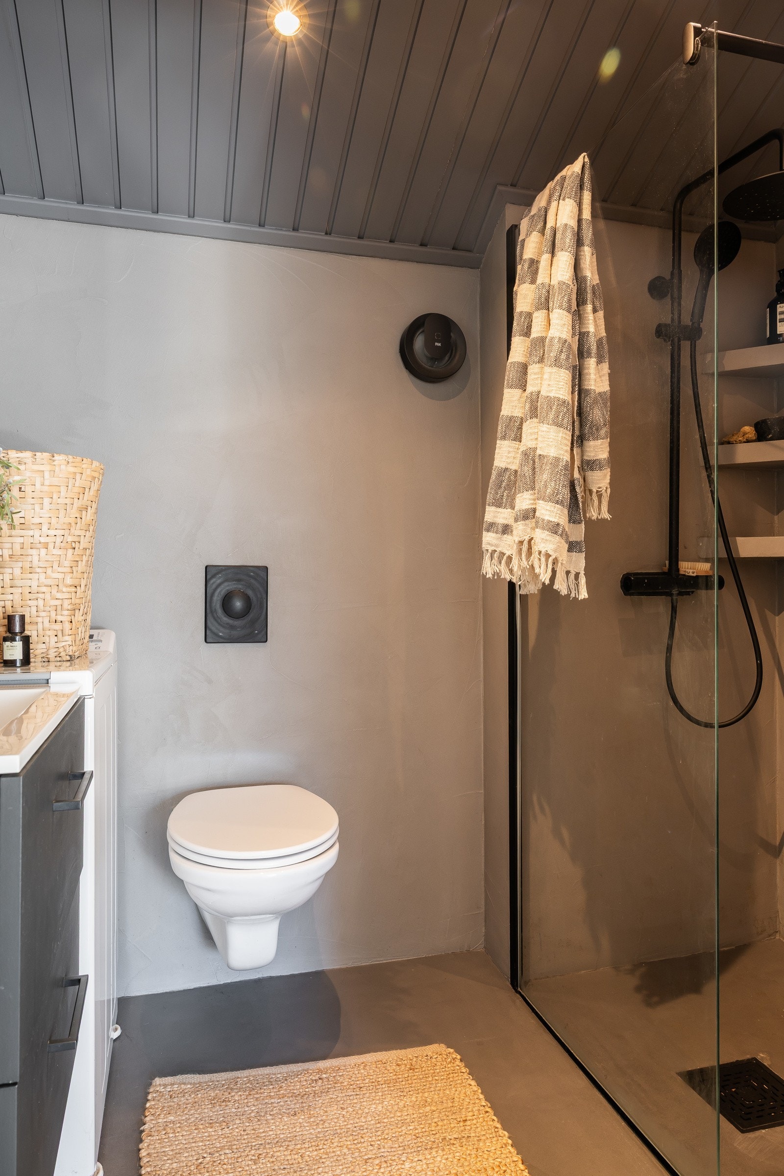 I 2019 ble badet overflateoppusset i regi av tidligere eier med microsement på både vegger og gulv. Galleribilde