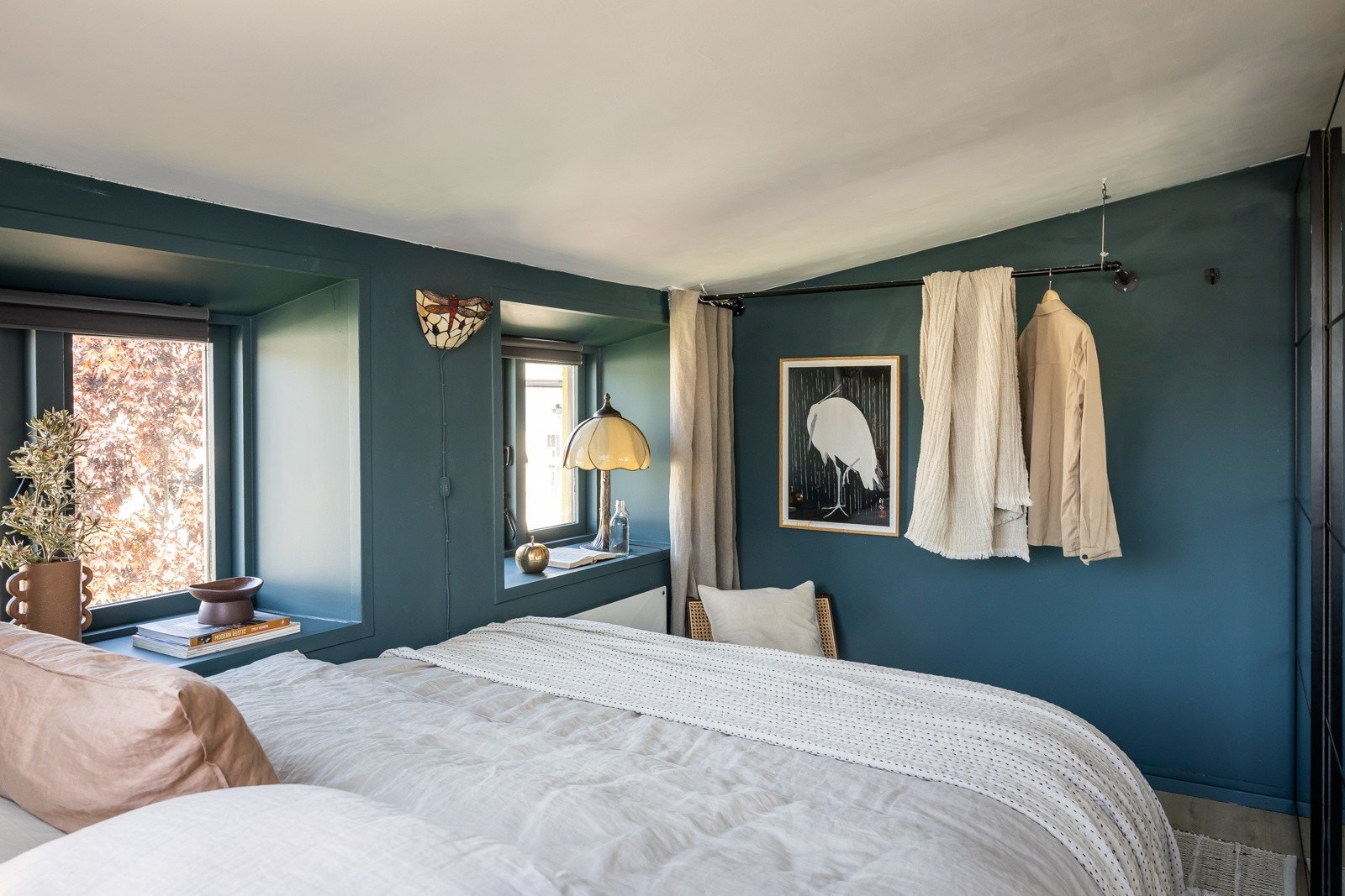 Nåværende eier har opplevd både soverom og takterrassen som skjermet og rolig. Galleribilde