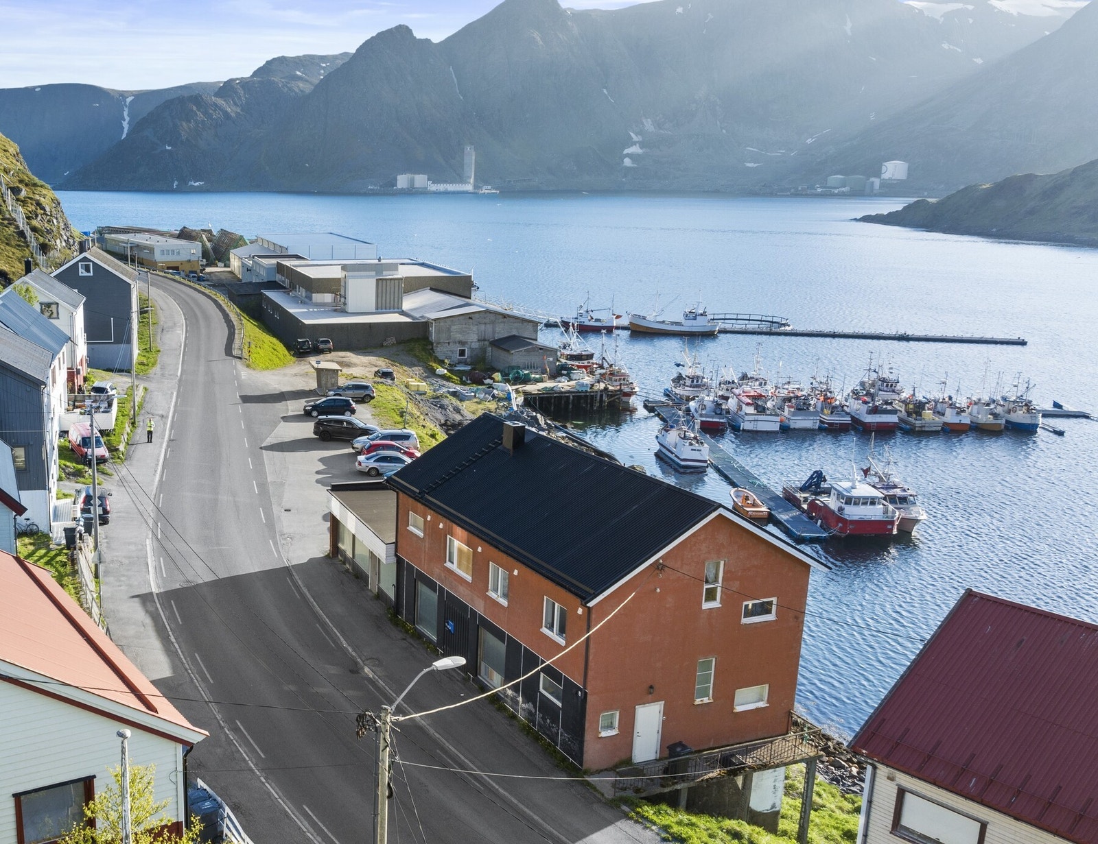 Velkommen til Nordkappveien 4 - Romslig kombi eiendom med næring og bolig Galleribilde