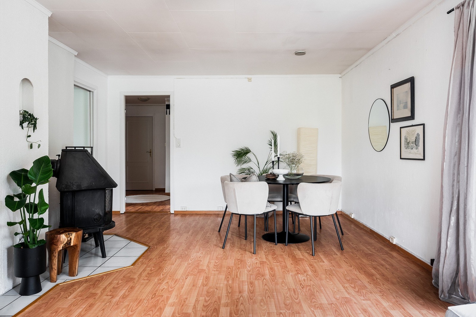 Stuen lar seg enkelt møblere i tre soner, der den naturlige spisestuesonen er utenfor kjøkkenet. Galleribilde