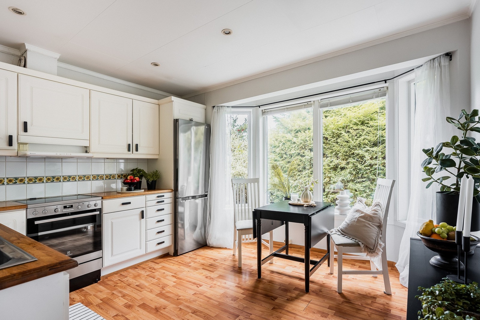 Kjøkkenet har godt lys innslipp med store vindusflater Galleribilde