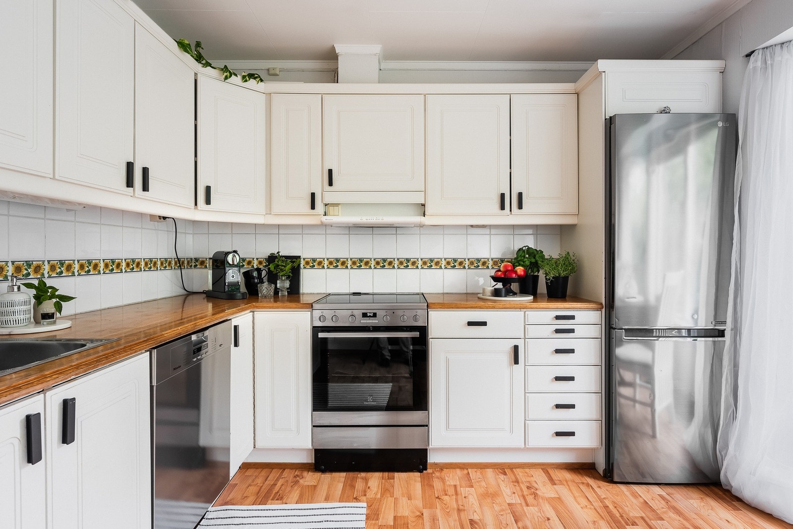 Kjøkkeninnredningen er fra byggeåret og har profilerte fronter Galleribilde