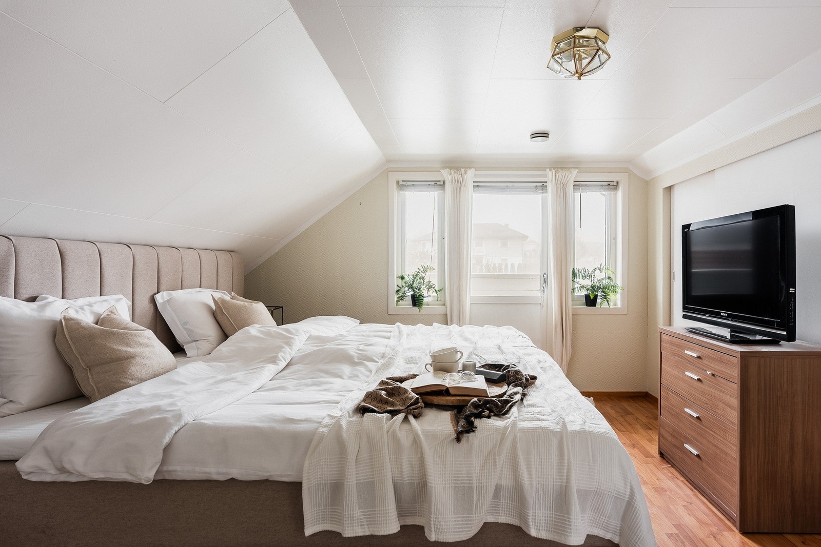 Det er tre soverom oppe, samt en bod med vindu og et kontor i første etasje. Galleribilde