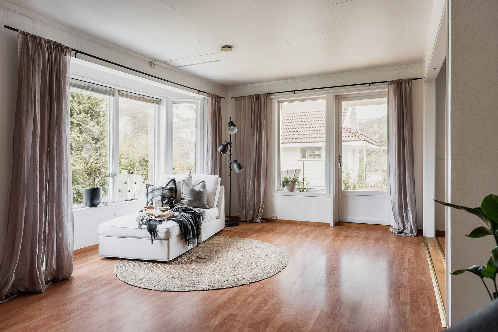 Fra stuen er det utgang til en stor, sydvestvendt terrasse på ca. 50 kvm. Galleribilde