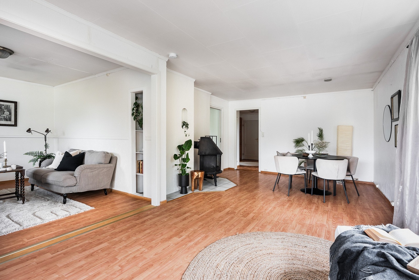 Stuen har god plass til tv-lounge, kosekrok i karnapp og stort spisebord. Den ene veggen har en innebygd bokhylle. Galleribilde