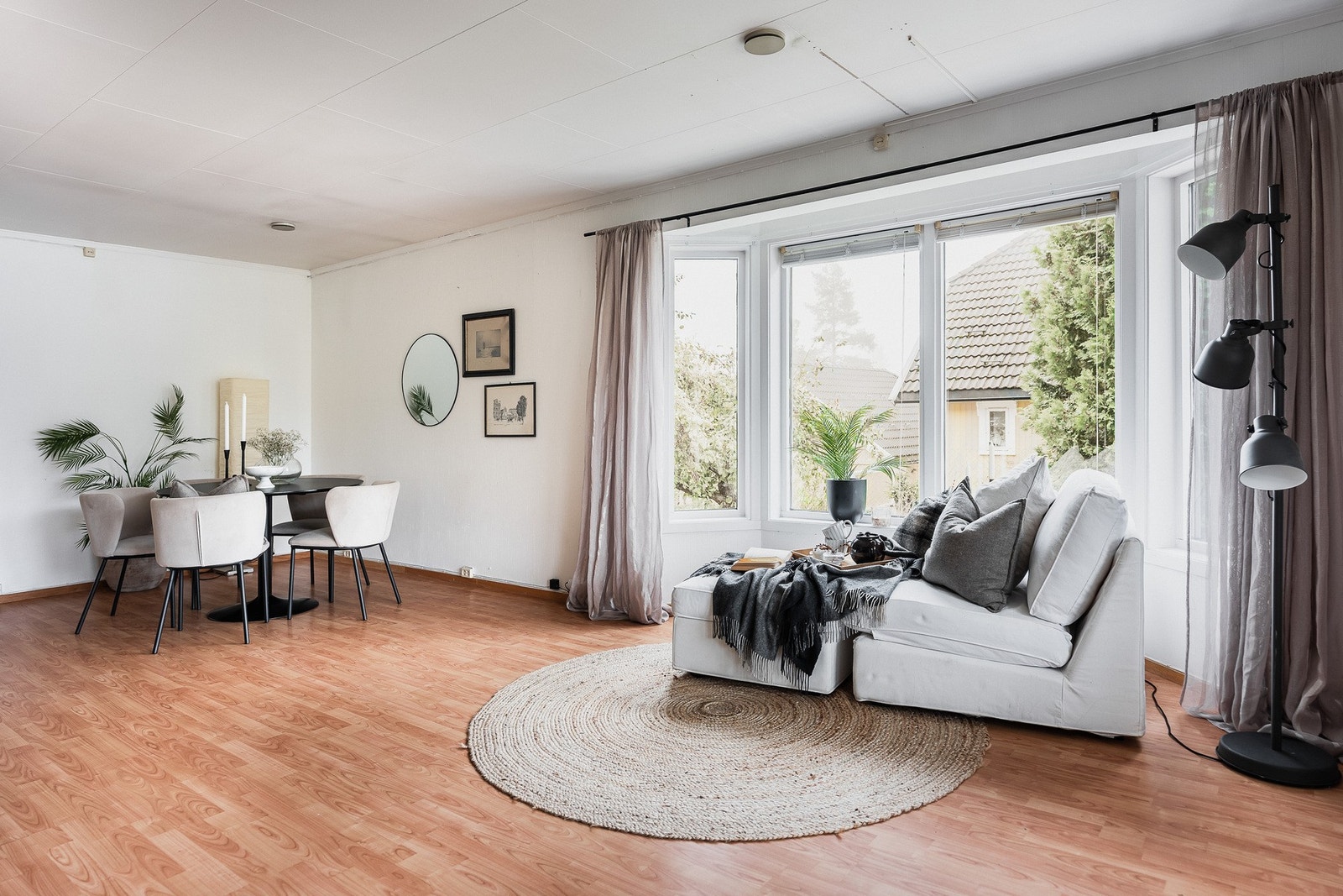 Boligen har karnapp både i stuen og på kjøkkenet. Galleribilde