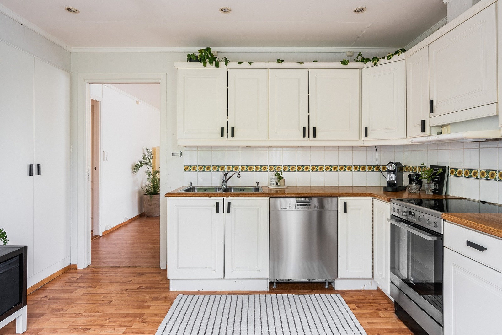 Kjøkken utstyrt med heltre eik benkeplate og vaskekum i stål Galleribilde