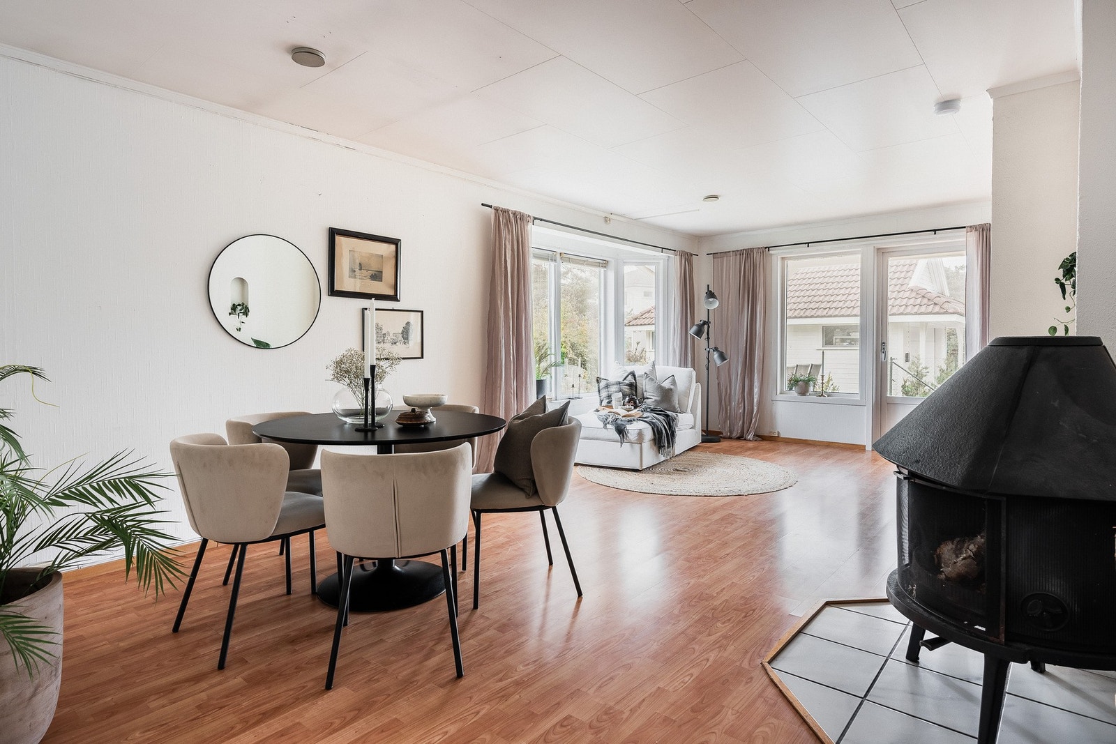 Stuen er lys og luftig med karnapp, utgang til terrasse og hygge fra peisovn. Galleribilde