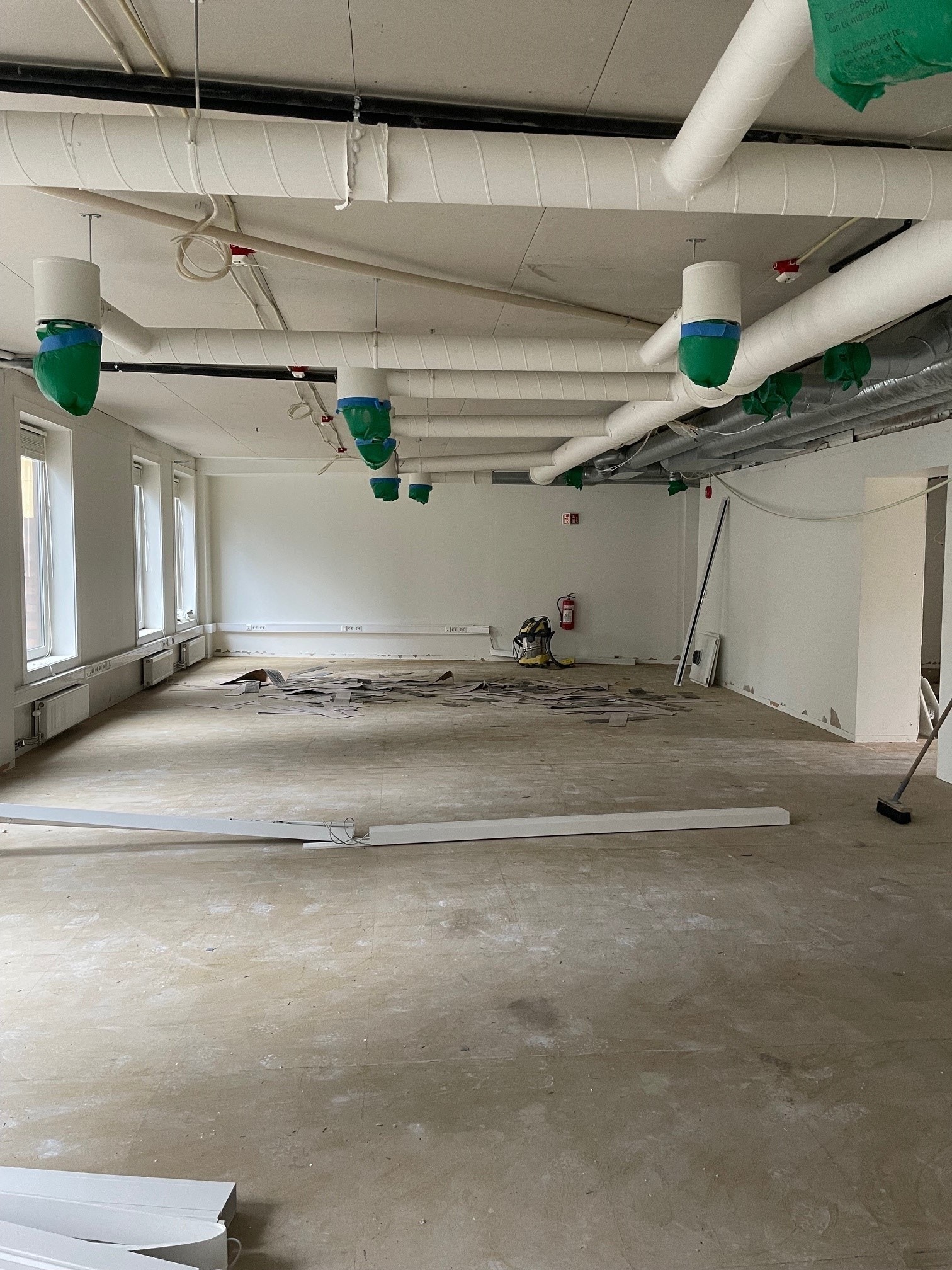 Lokalet er lyst og romslig med mye vinder Galleribilde