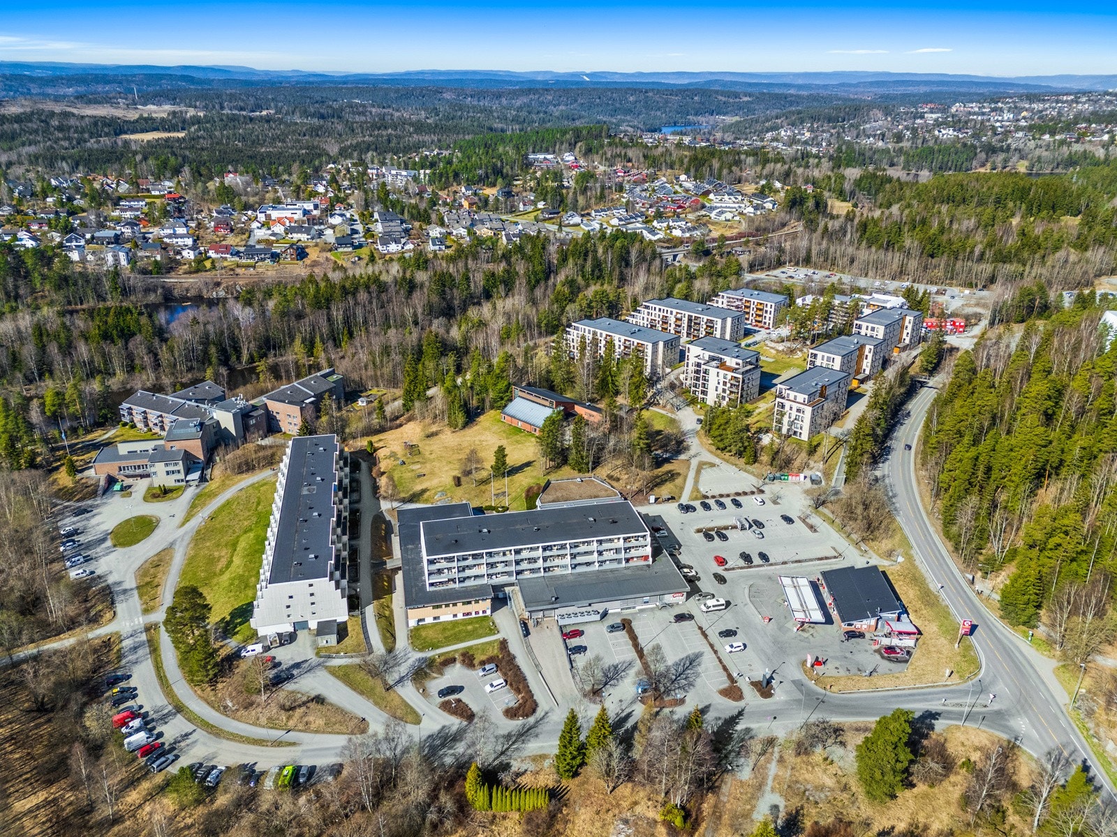 Området er både landlig og sentralt med nærhet til Langhus nærsenter og Vevelstad stasjon. Galleribilde