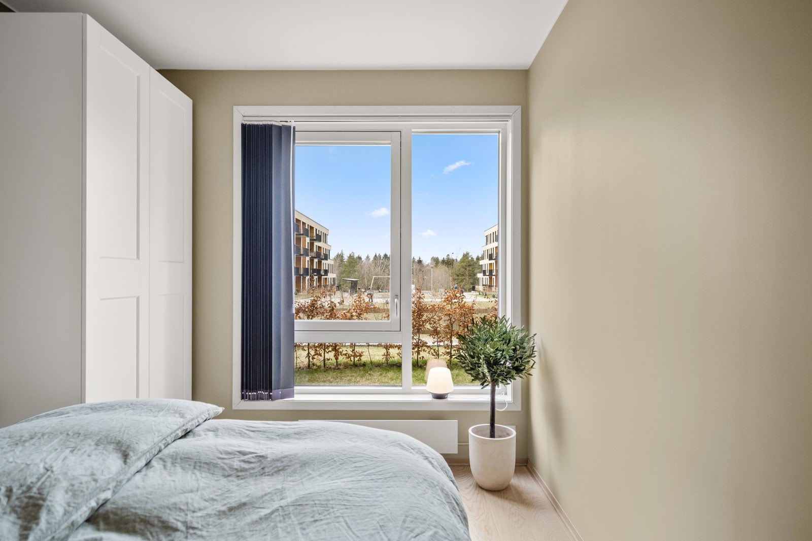 Med åpent tun utenfor hagen er det begrenset med innsyn fra andre bygg. Galleribilde