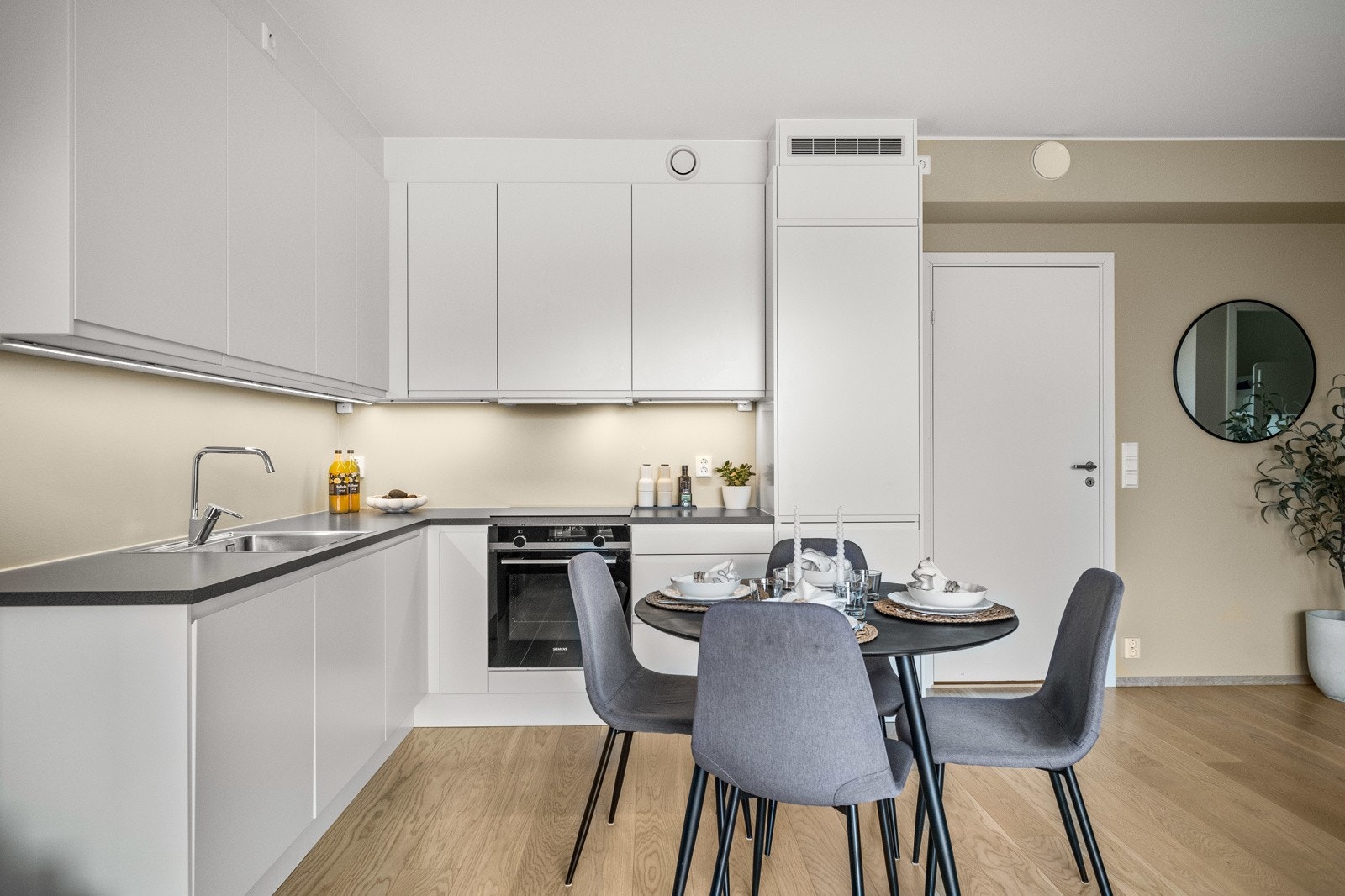 Kjøkkenet fra Norema er utstyrt med integrert stekeovn, platetopp, oppvaskmaskin, kombiskap og ventilator. Galleribilde