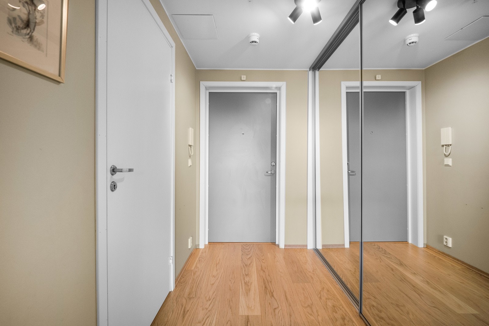 Entreen er lys og innbydende, smart innredet med skyvedørsgarderobe som har speilfronter. Galleribilde