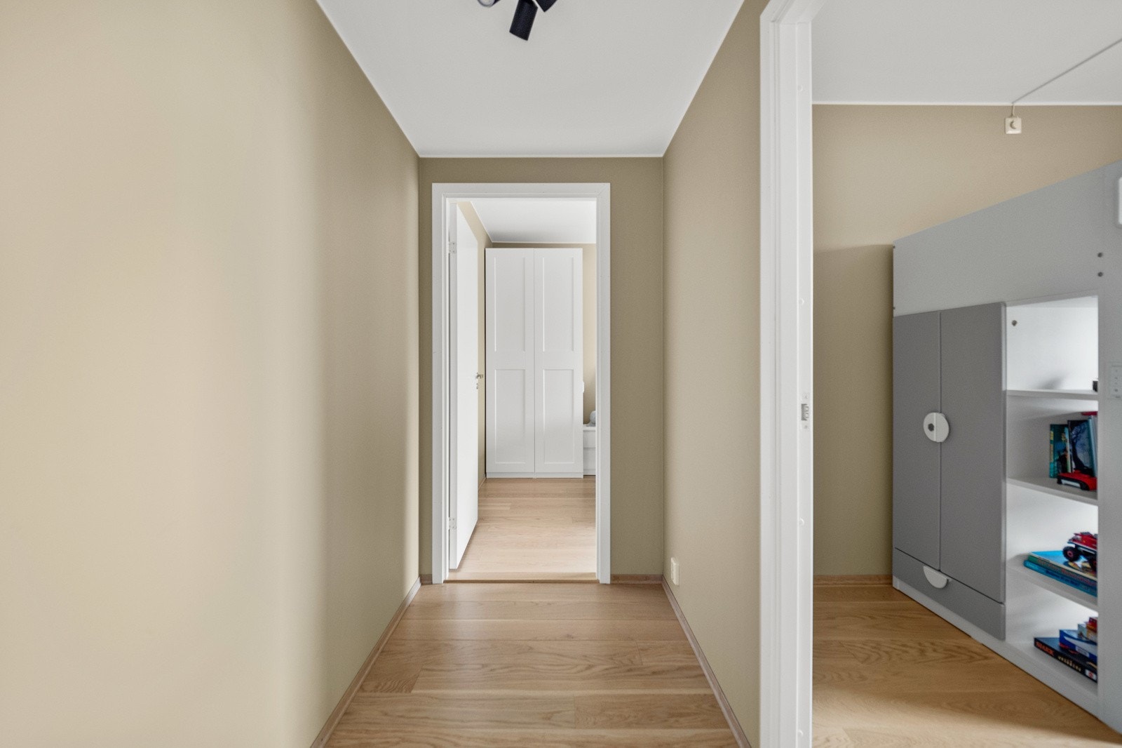 Leiligheten har to gode soverom, et bad og en stor stue med åpen kjøkkenløsning. Galleribilde