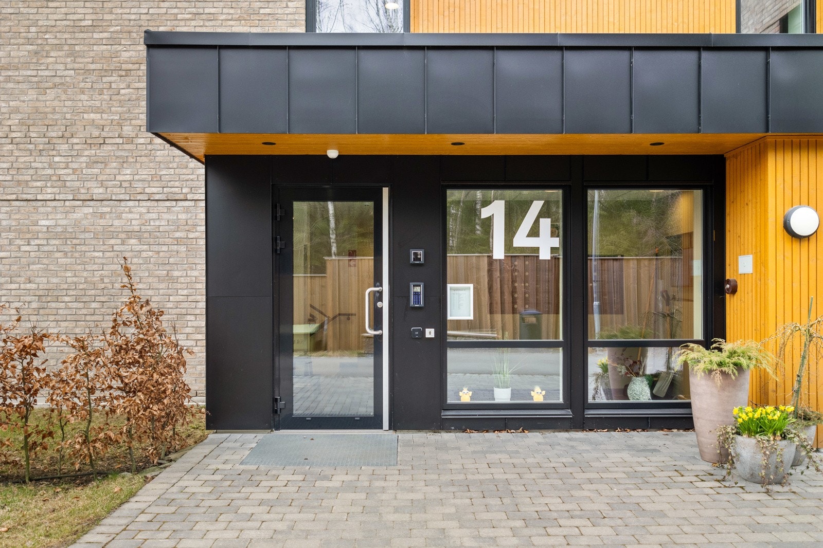 Bygget har steinsatte inngangspartier, heis til etasjene og garasjekjeller. Galleribilde