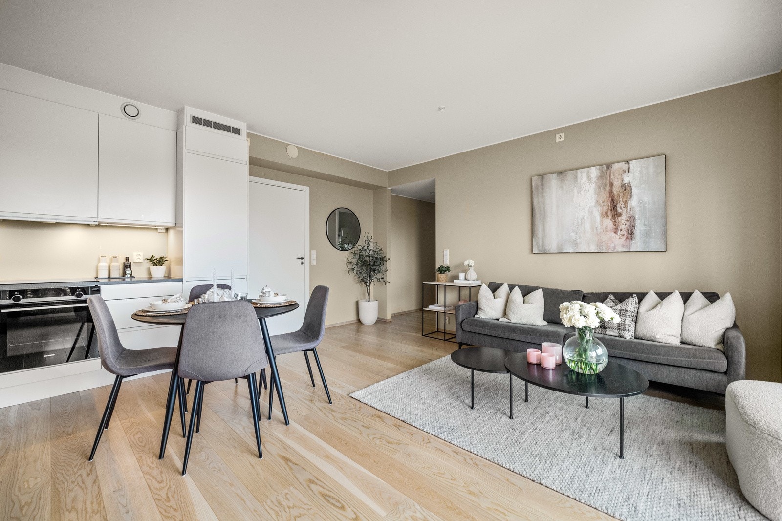 Stuen har takhøyde på ca. 2,57 meter, enstavs parkettgulv og listefri, hvitmalt himling. Galleribilde