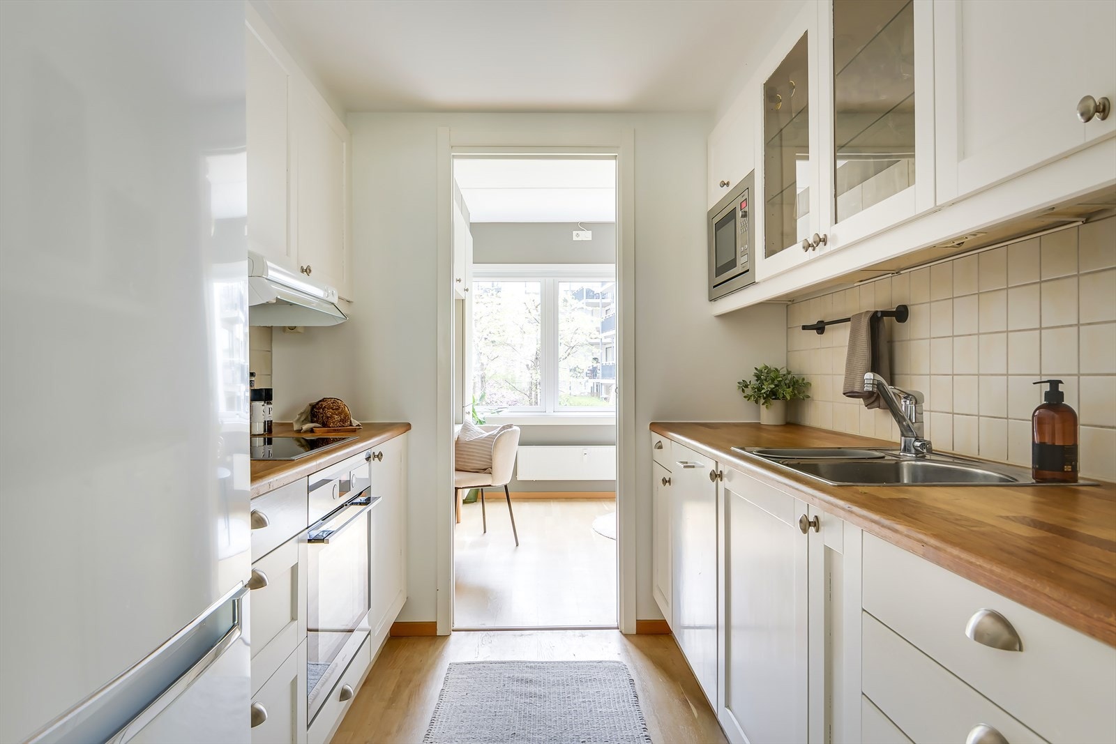 Separat kjøkken med to innganger; både fra soverom 3 og stue. Begge inngangene har praktiske skyvedører. Galleribilde