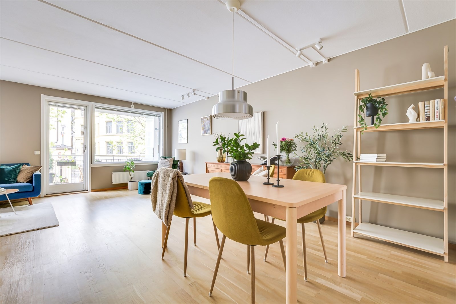 Boligen varmes opp med vannbåren varme fra radiatorer, og et akontobeløp for fyring og varmtvann er inkludert i felleskostnadene. Galleribilde