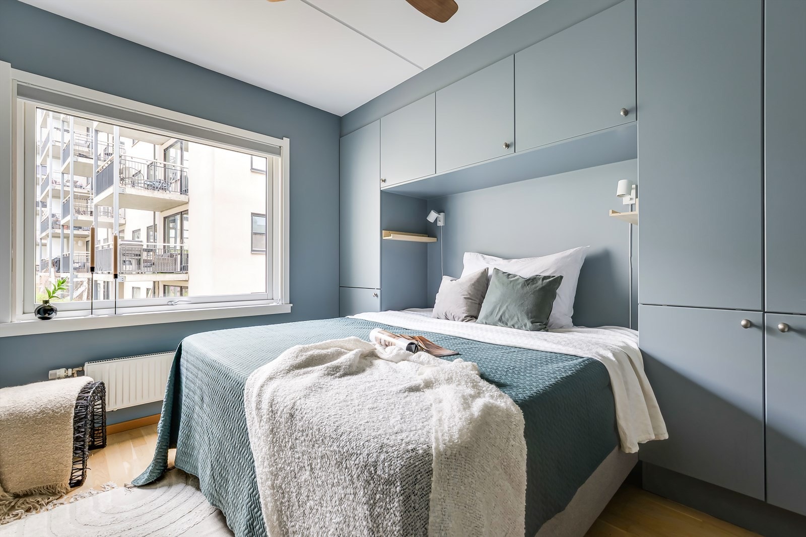 Boligen har 3 gode soverom som alle vender inn mot borettslagets rolige gårdsrom. Galleribilde