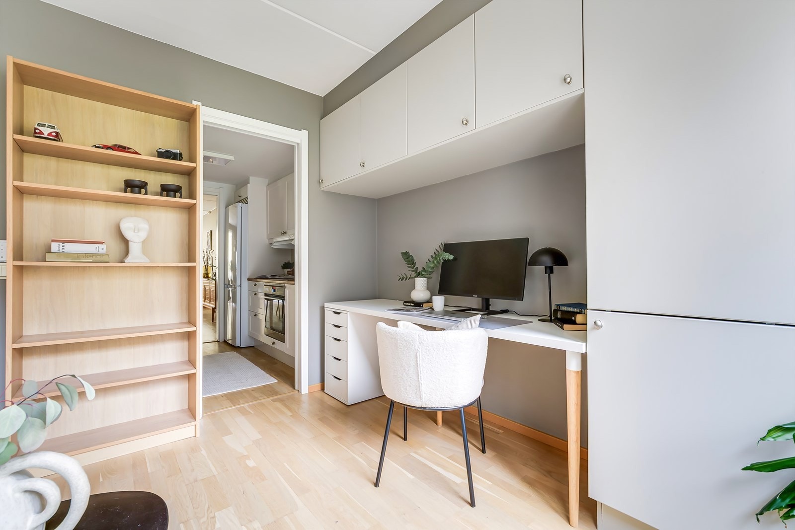 De plassbygde skapene gir verdifull oppbevaringsplass. Galleribilde