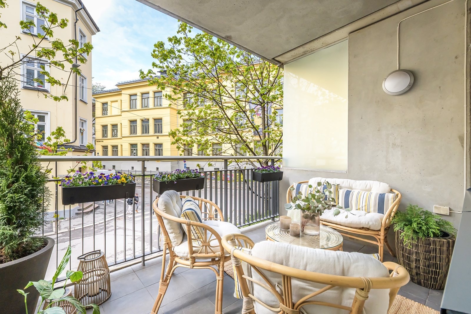 Grønne løvtrær omkranser balkongen, og med plantekasser og krukker kan du lage deg din egen lille oase. Galleribilde