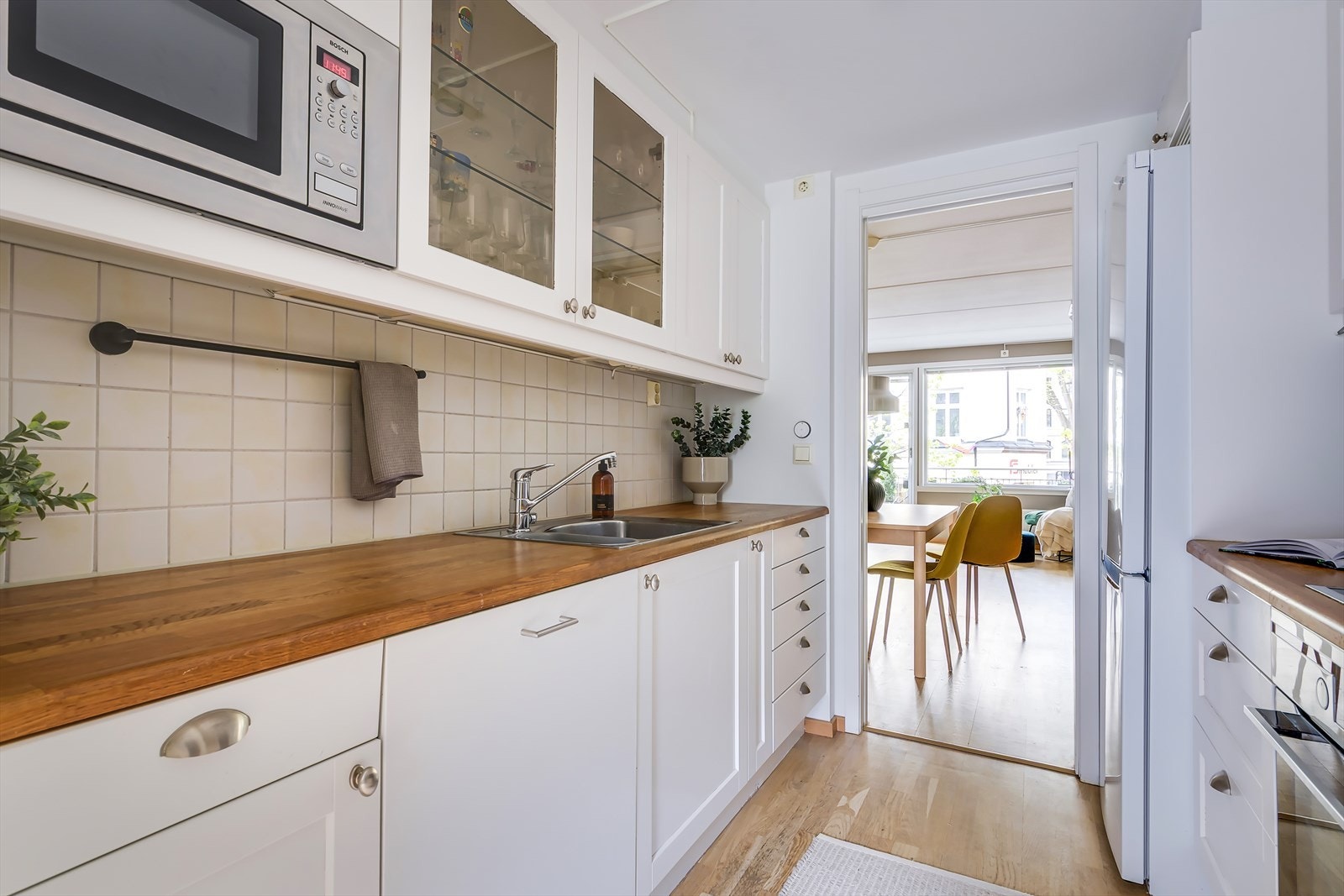 Kjøkkenet har rikelig med arbeids- og oppbevaringsplass for den som er glad i å lage mat. Galleribilde