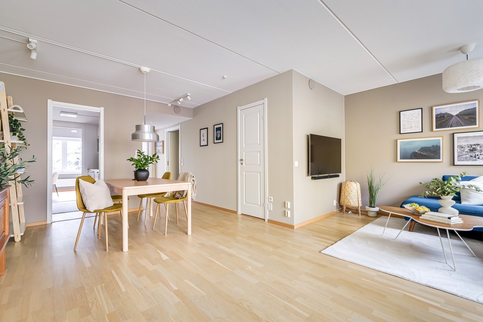 Her er det god plass til spisebord med mulighet for å dekke på til mange ved langbord under høytider og fest. Galleribilde