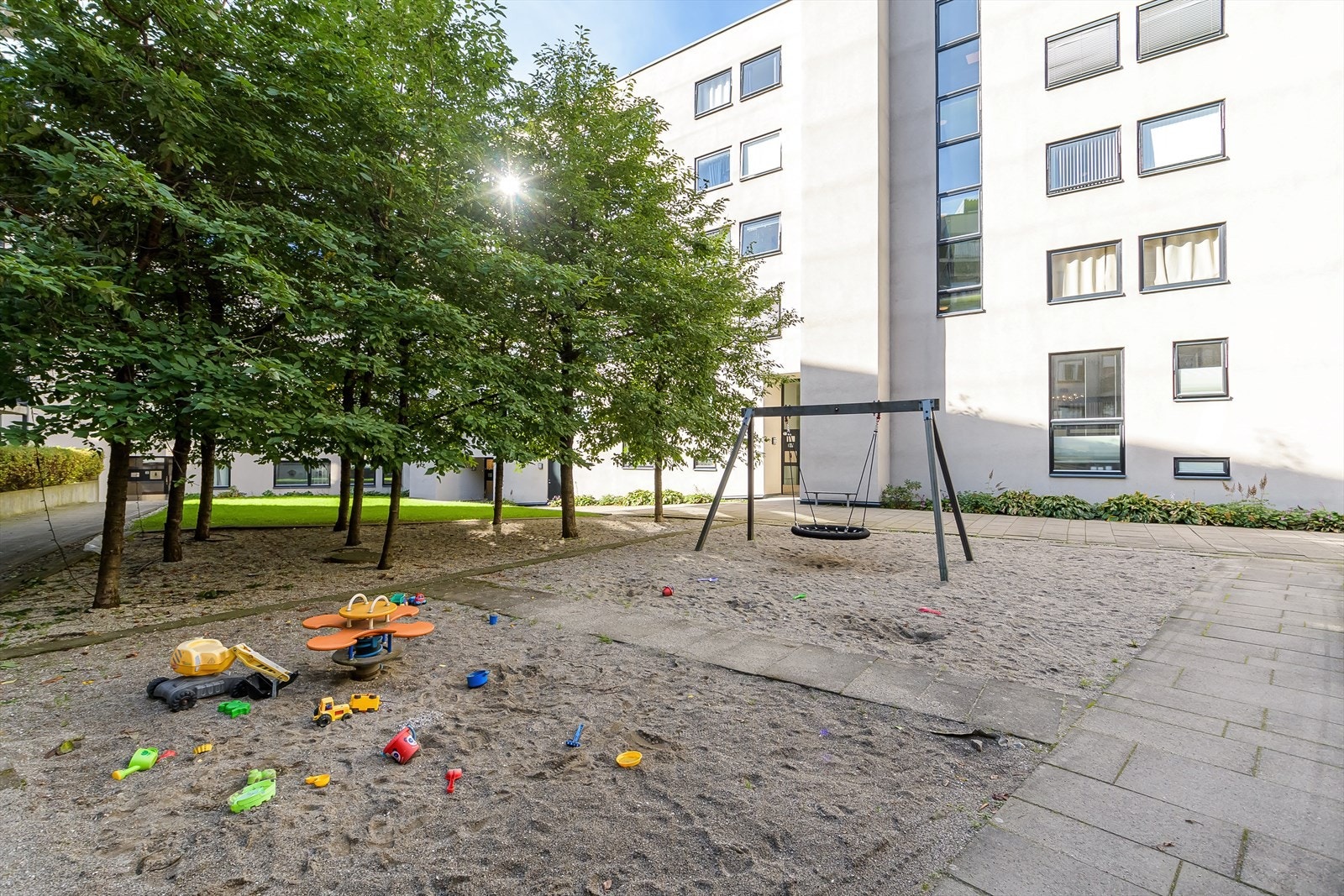 Som beboer har du tilgang til å bruke kvartalets indre gårdsrom, med sittegrupper, frodig beplantning og lekeområder for de minste. Galleribilde