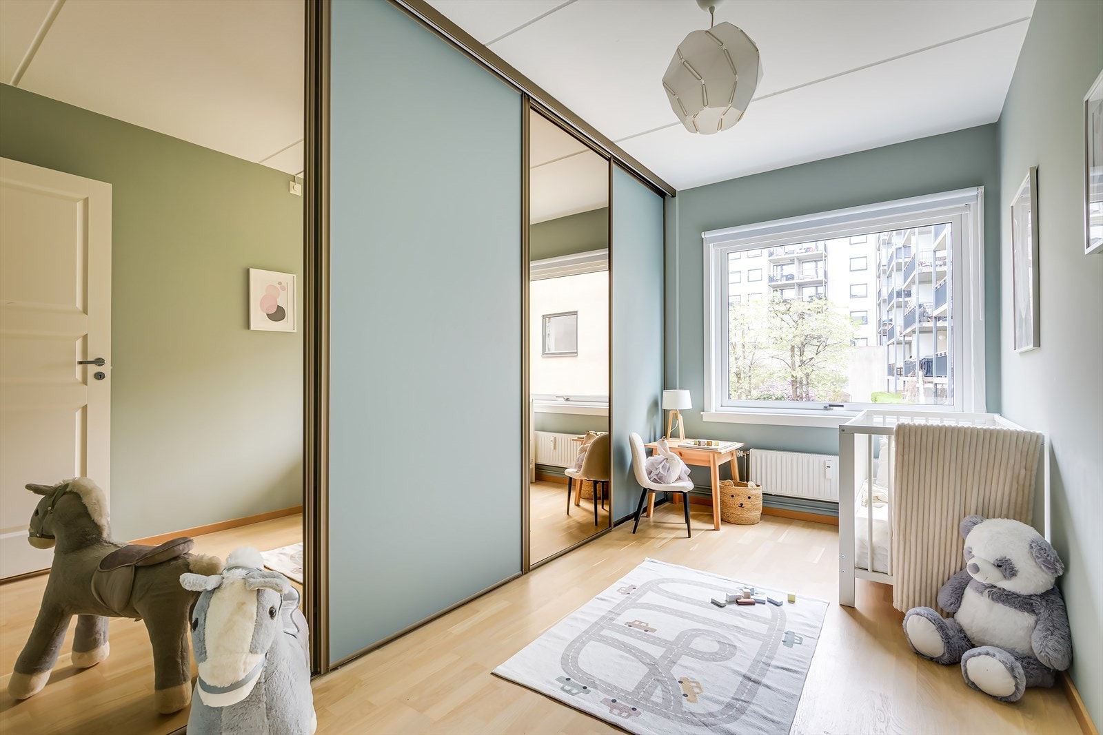 Soverom 2 fungerer ypperlig som barnerom eller gjesterom og har rikelig med oppbevaringsplass i stor skyvedørsgarderobe. Galleribilde