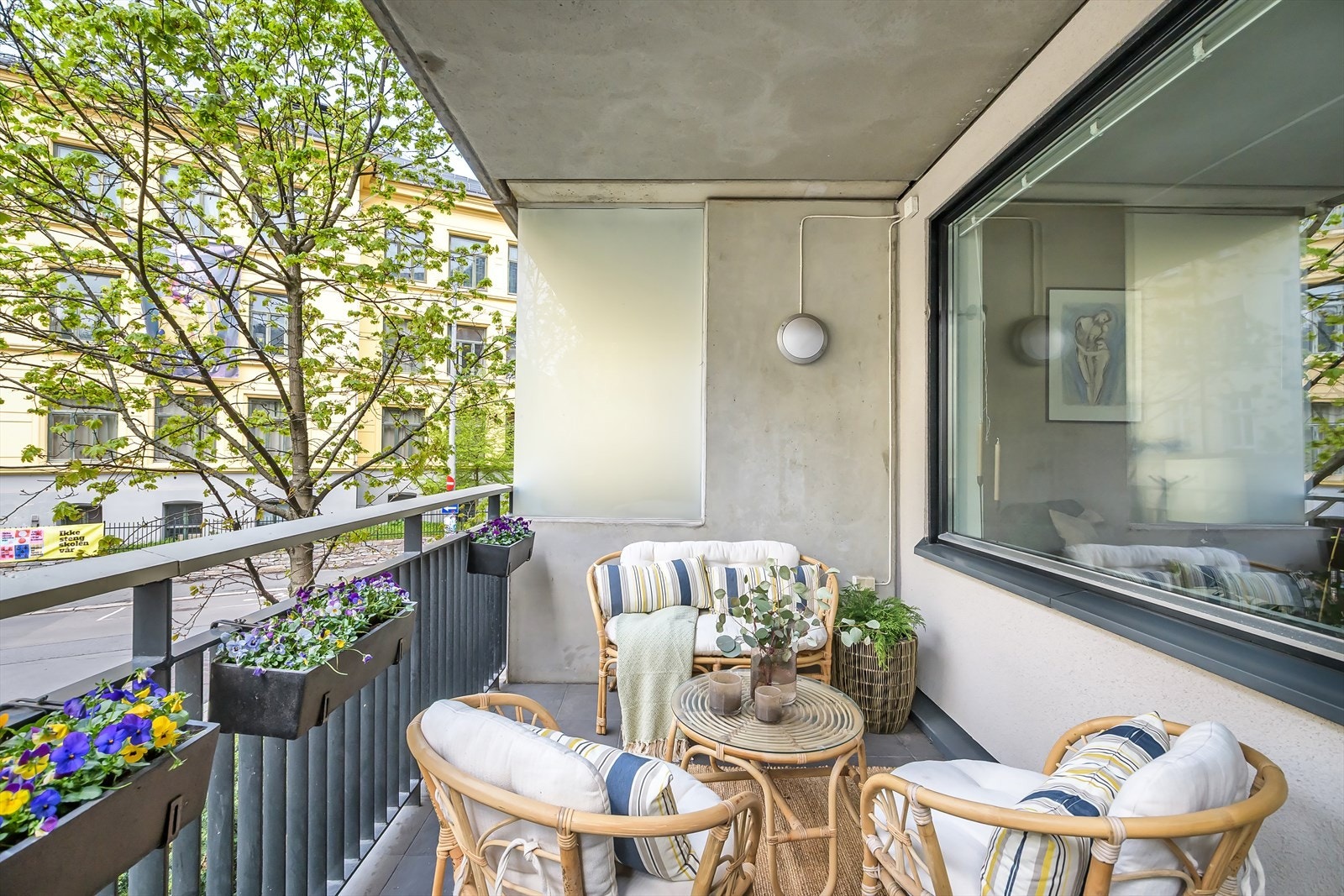 Balkongen fungerer som en forlengelse av stuen i sommerhalvåret. Galleribilde