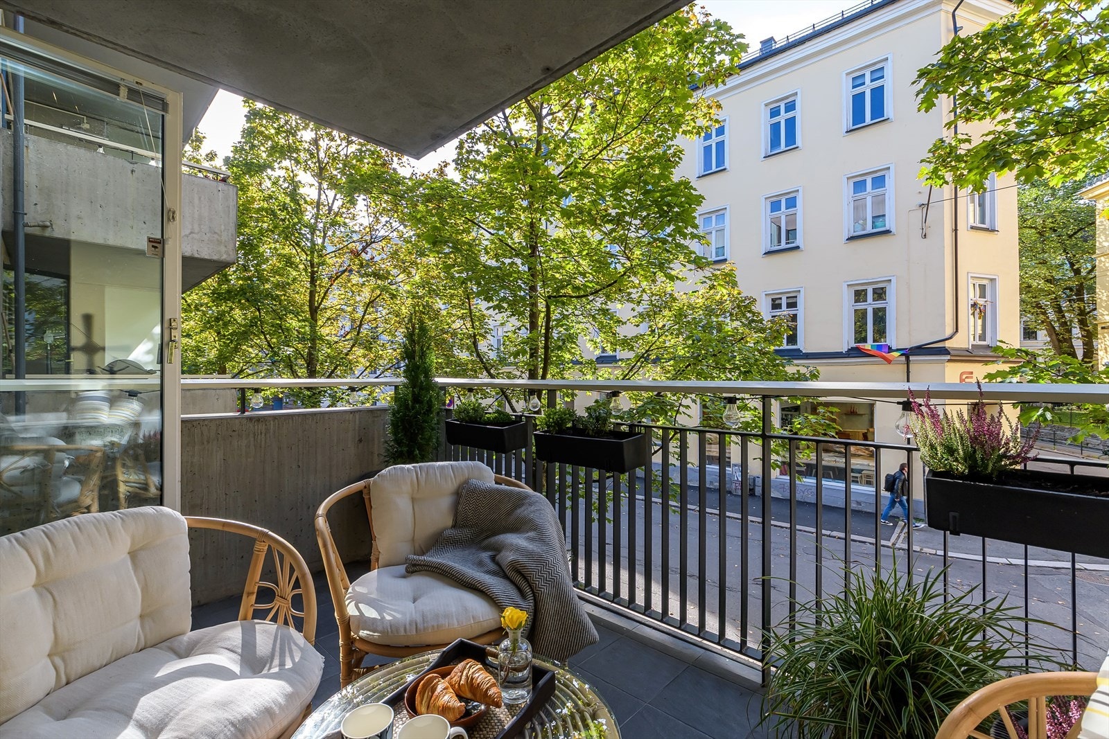 Dette er en stor, lys og gjennomgående 4-roms leilighet fra 2005 med balkong, heis og garasjeplass med elbillader i et rolig kvartal på Fredensborg. Galleribilde