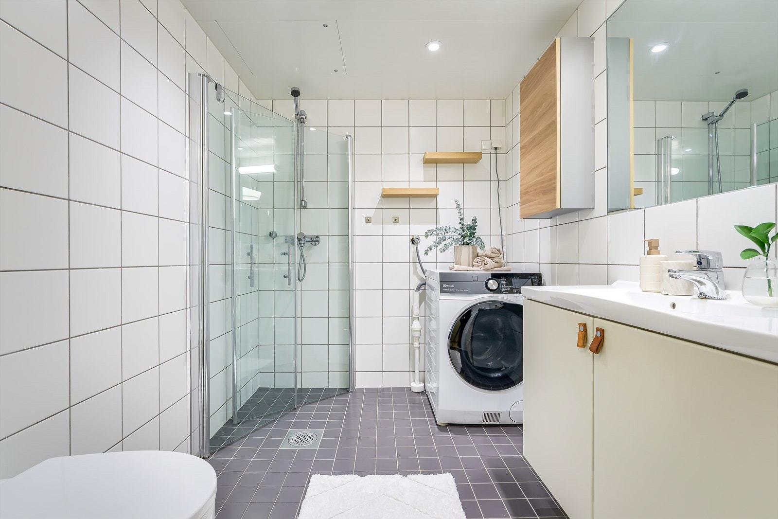 Romslig og pent flislagt bad med elektrisk gulvvarme. Galleribilde