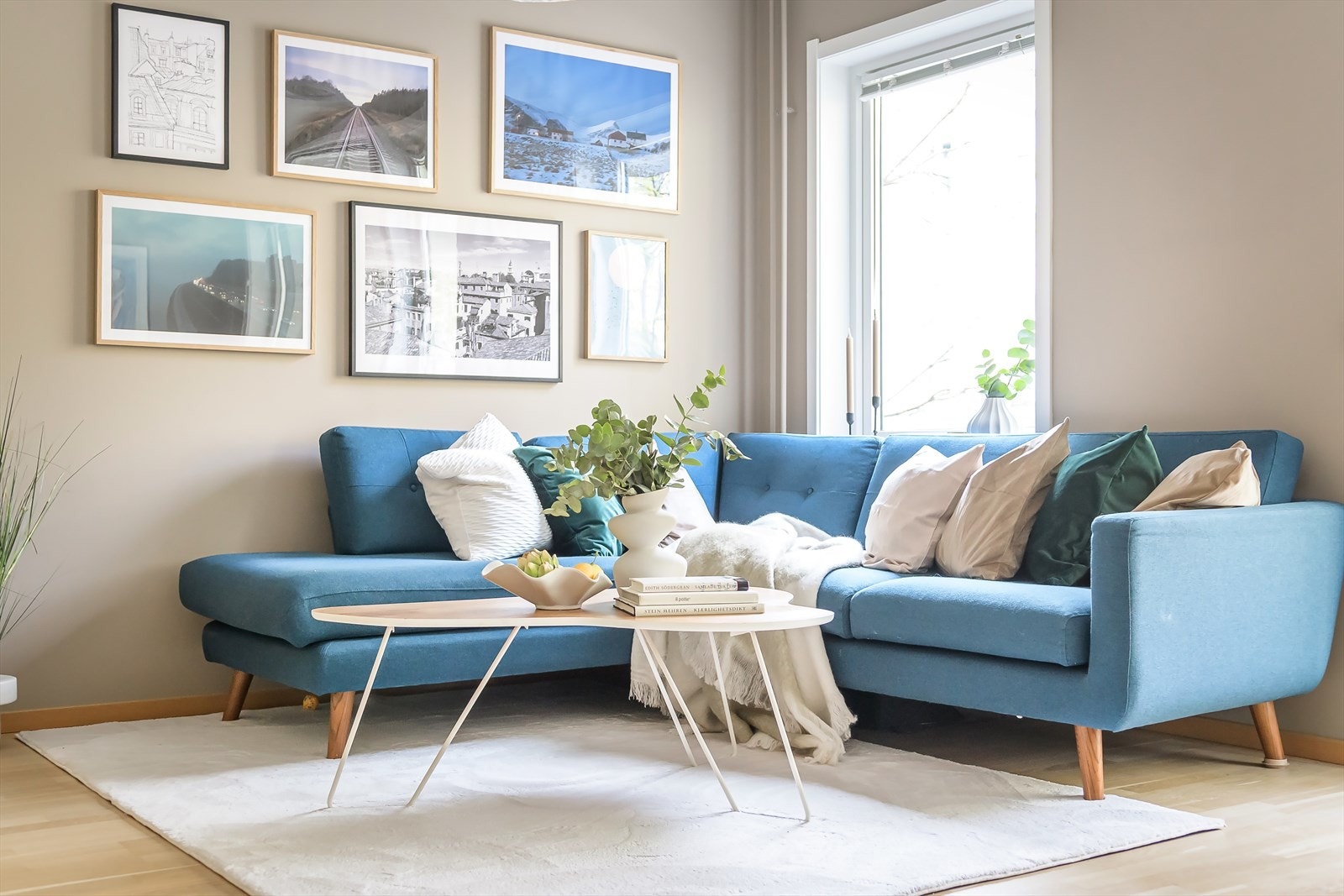 Stuen har en utforming som gjør den enkel å innrede i ulike soner; til avslapping foran TV-en, spiseområde og lekeområde for barna. Galleribilde