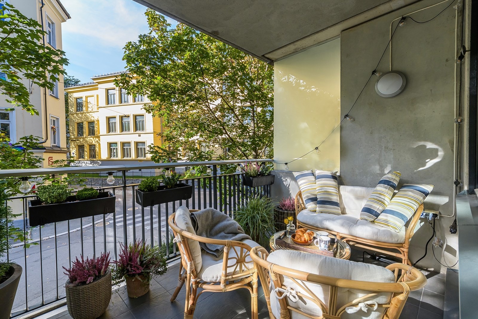 Balkongen har flislagt dekke og en god størrelse som enkelt lar seg innrede med utemøbler og grill. Borettslaget tillater grilling med gass- og elektrisk grill. Galleribilde