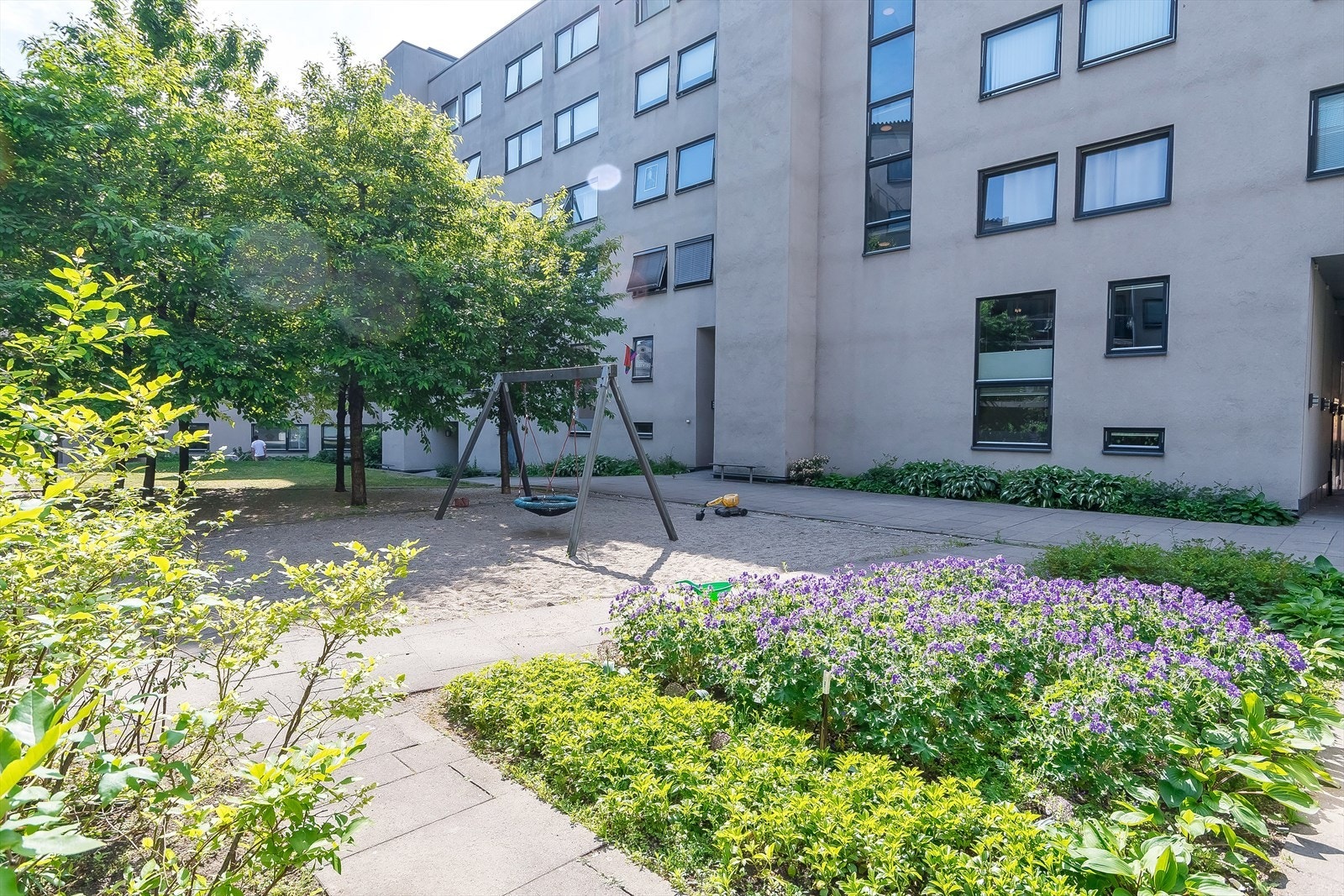 Det indre gårdsrommet er avstengt med port og uten trafikk. Galleribilde