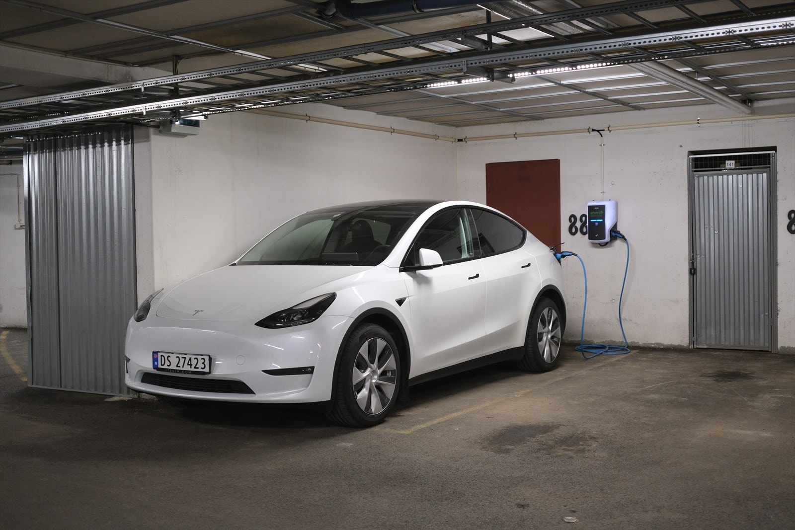 Garasjeplass nr. 88 med ferdig montert elbillader og tilhørende bod i bakkant medfølger. Galleribilde