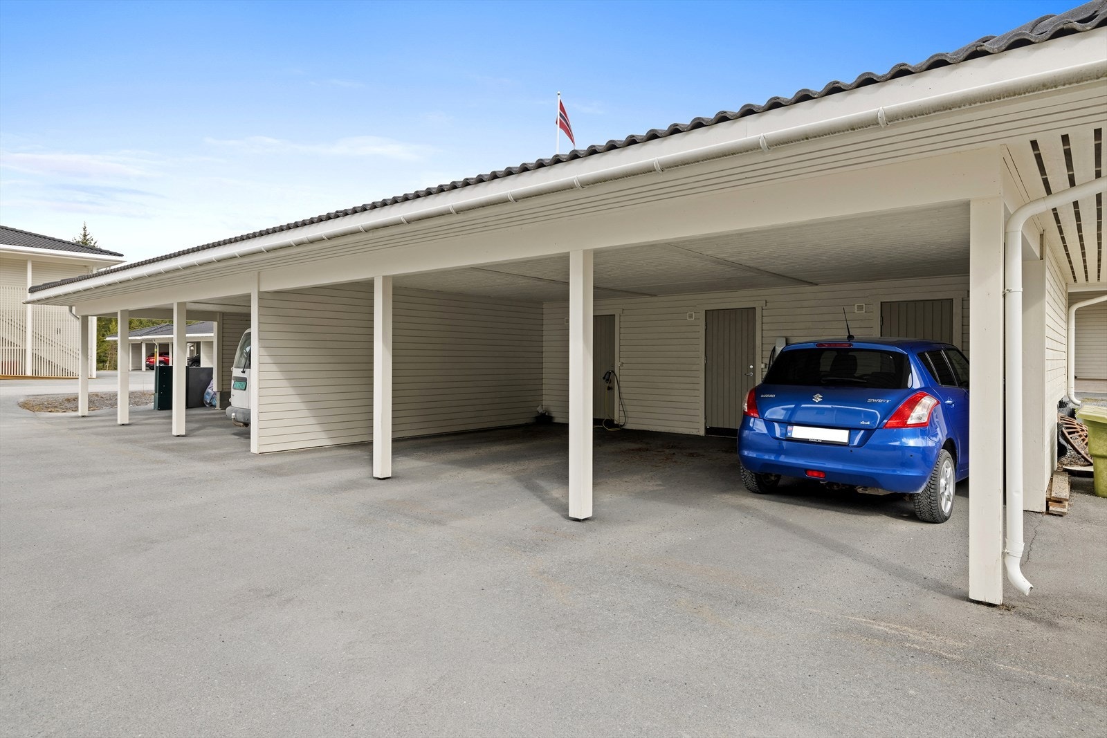 Det følger carport med sportsbod til hver leilighet Galleribilde